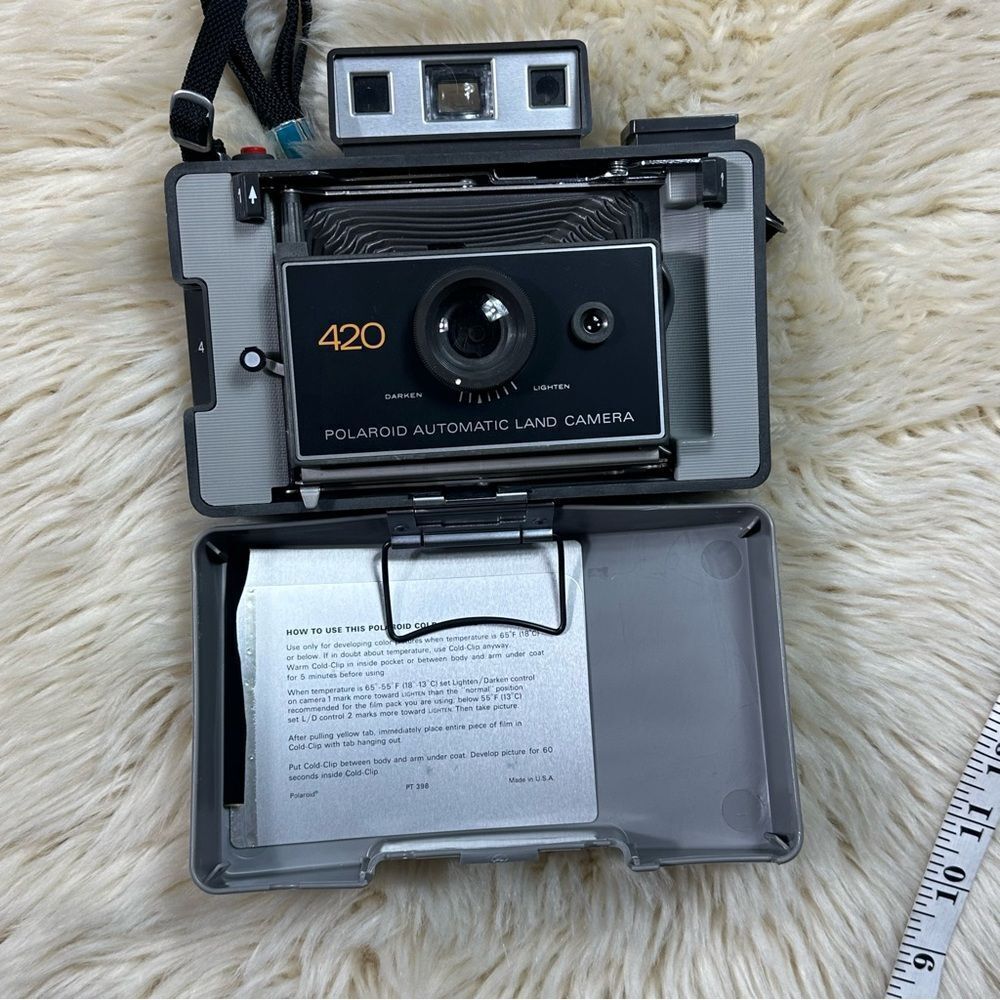 Polaroid Automatic Land Camera 420 in Black and Gray